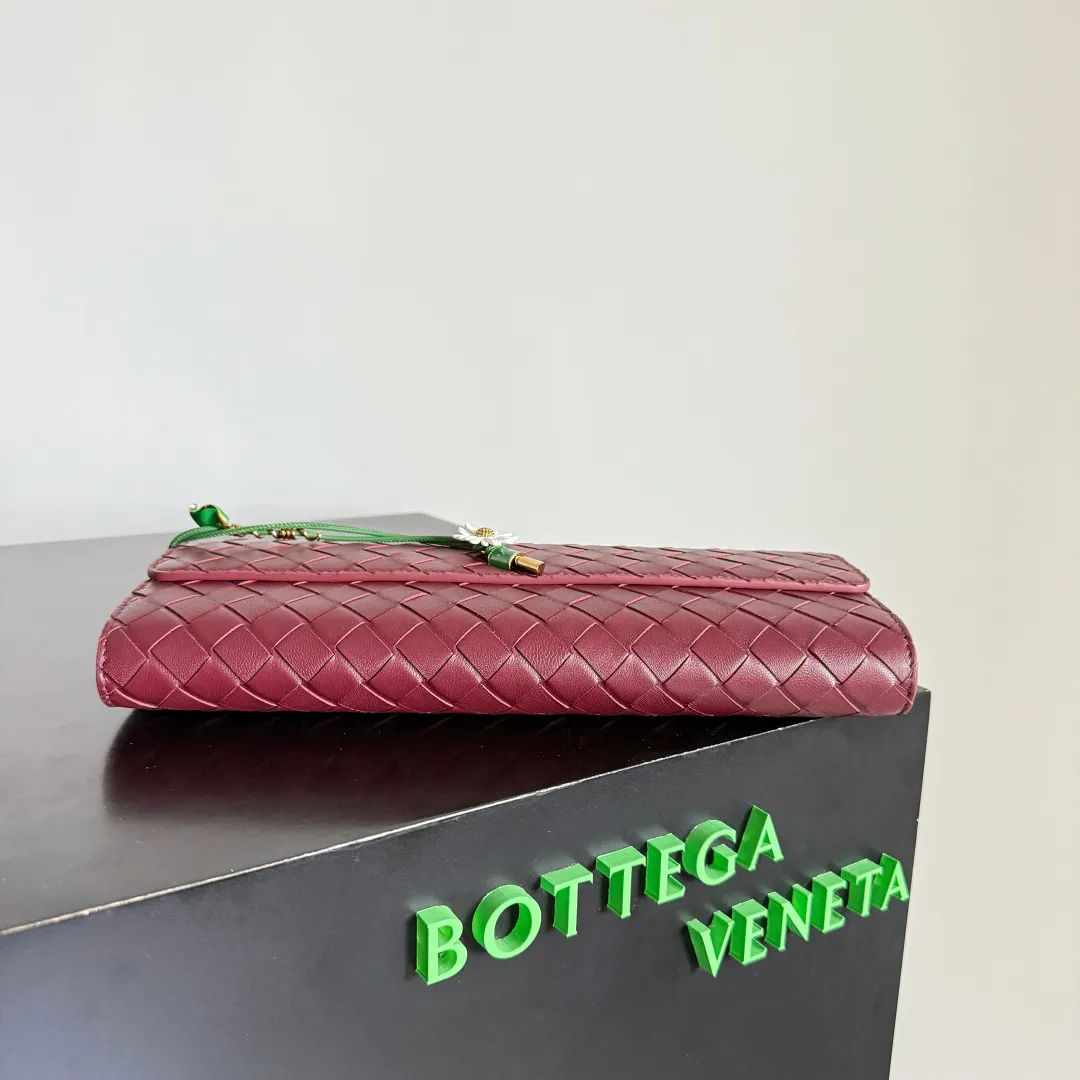 Batch 1720 Bottega Veneta clutch bags are shipping! The carefully crafted latch opening and closing is like a small key, giving us a sense of ritual every time we use this bag. The innovative design this time is to make the latch part into the shape of a small daisy. The originally elegant and restrained style instantly adds some playfulness, and matches with a skirt. Going out for a picnic or admiring the scenery will add to the overall look🌸🌸The heavily crafted daisy is lifelike and full of exquisiteness. The fixed rope is also decorated with a winding golden rope and a small leaf, echoing the daisy. The whole bag looks very coordinated. Style No.: 836810 (741511) Color: Barrow Red Size: 31*13*3cm
